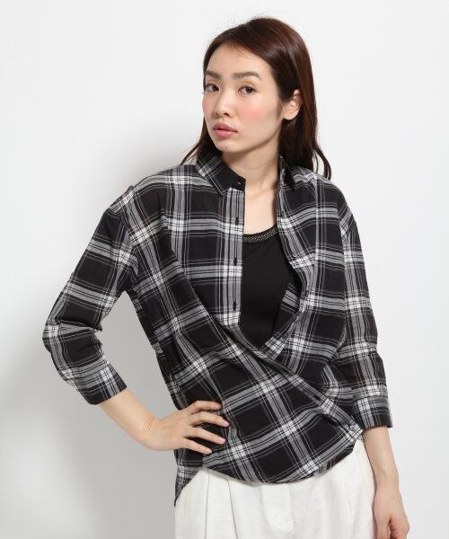 GLOBAL WORK（グローバルワーク）の「チェックカシュクールシャツ７分袖（トップス・レディース・ホワイト無地06/ブラックチェック09/レッドチェック38/グリーンチェック75/ブルー無地83/ネイビーチェック88・Ｓ/Ｍ/Ｌ）」の2枚目の写真