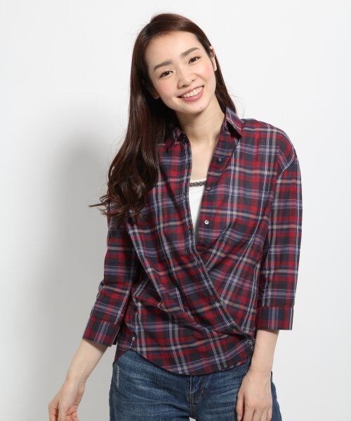 GLOBAL WORK（グローバルワーク）の「チェックカシュクールシャツ７分袖（トップス・レディース・ホワイト無地06/ブラックチェック09/レッドチェック38/グリーンチェック75/ブルー無地83/ネイビーチェック88・Ｓ/Ｍ/Ｌ）」の3枚目の写真