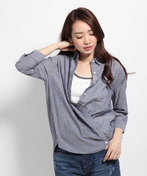 GLOBAL WORK（グローバルワーク）の「チェックカシュクールシャツ７分袖（トップス・レディース・ホワイト無地06/ブラックチェック09/レッドチェック38/グリーンチェック75/ブルー無地83/ネイビーチェック88・Ｓ/Ｍ/Ｌ）」の5枚目の写真