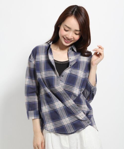 GLOBAL WORK（グローバルワーク）の「チェックカシュクールシャツ７分袖（トップス・レディース・ホワイト無地06/ブラックチェック09/レッドチェック38/グリーンチェック75/ブルー無地83/ネイビーチェック88・Ｓ/Ｍ/Ｌ）」の6枚目の写真
