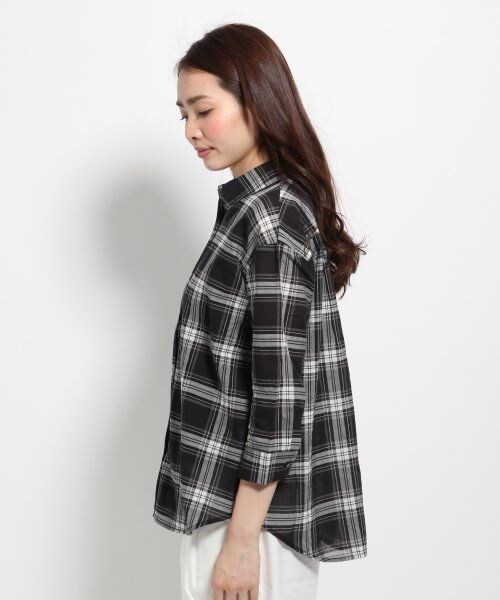GLOBAL WORK（グローバルワーク）の「チェックカシュクールシャツ７分袖（トップス・レディース・ホワイト無地06/ブラックチェック09/レッドチェック38/グリーンチェック75/ブルー無地83/ネイビーチェック88・Ｓ/Ｍ/Ｌ）」の10枚目の写真