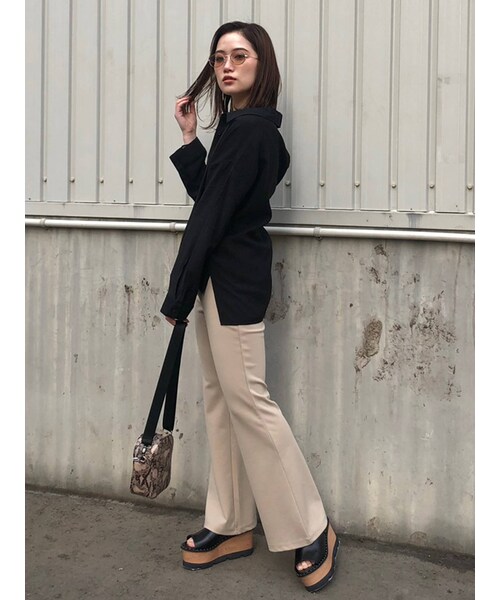 MURUA(ムルーア)の「スリムフレアパンツ(パンツ・ベージュ/ラベンダー・F)」の14枚目の写真