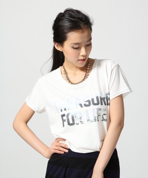 GLOBAL WORK（グローバルワーク）の「プリントT半袖（トップス・レディース・ホワイト(ゴールド)02/ホワイト(ロゴ)05/ホワイト(ビーチ)06/ブラック09/グレー12・Ｓ/Ｍ/Ｌ）」の2枚目の写真