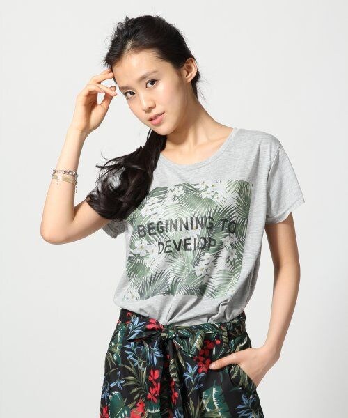 GLOBAL WORK（グローバルワーク）の「プリントT半袖（トップス・レディース・ホワイト(ゴールド)02/ホワイト(ロゴ)05/ホワイト(ビーチ)06/ブラック09/グレー12・Ｓ/Ｍ/Ｌ）」の5枚目の写真