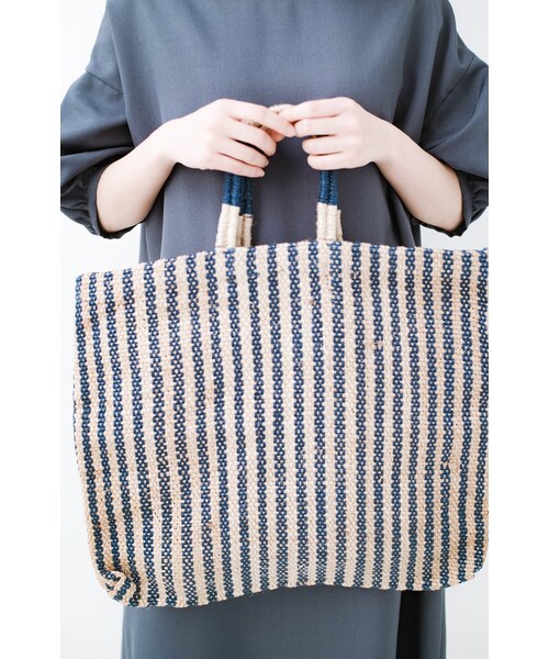 haco!(ハコ)の「hint hint バングラデシュ製のストライプトート(バッグ・レディース・ベージュ/ネイビー・NS)」の2枚目の写真