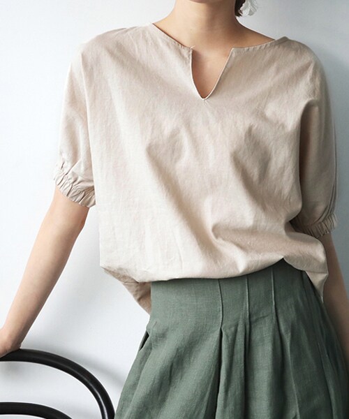 DHOLIC（ディーホリック）の「リネン混ネックスリット半袖ブラウス（シャツ/ブラウス・レディース・ブルー/その他/ピンク/ベージュ・FREE）」の2枚目の写真