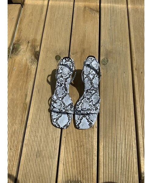 no brand（ノーブランド）の「パイソン柄サンダル（サンダル・レディース・その他）」の2枚目の写真