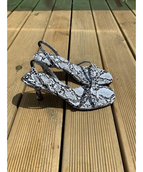 no brand（ノーブランド）の「パイソン柄サンダル（サンダル・レディース・その他）」の8枚目の写真