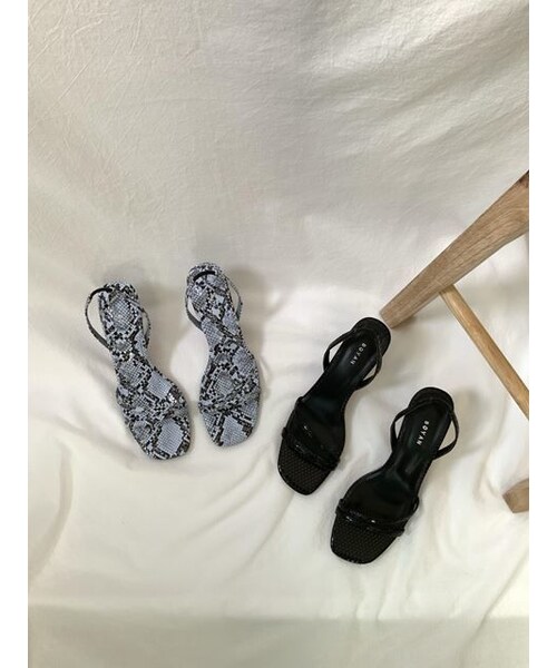 no brand（ノーブランド）の「パイソン柄サンダル（サンダル・レディース・その他）」の4枚目の写真