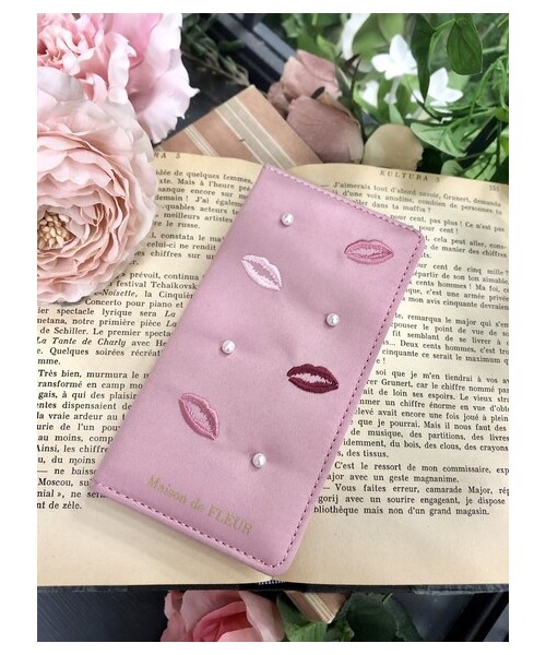 Maison de FLEUR（メゾンドフルール）の「《WEB限定》・リップマーク刺繍iPhone7/8ケース（アクセサリー・ピンク/ネイビー・F）」の7枚目の写真