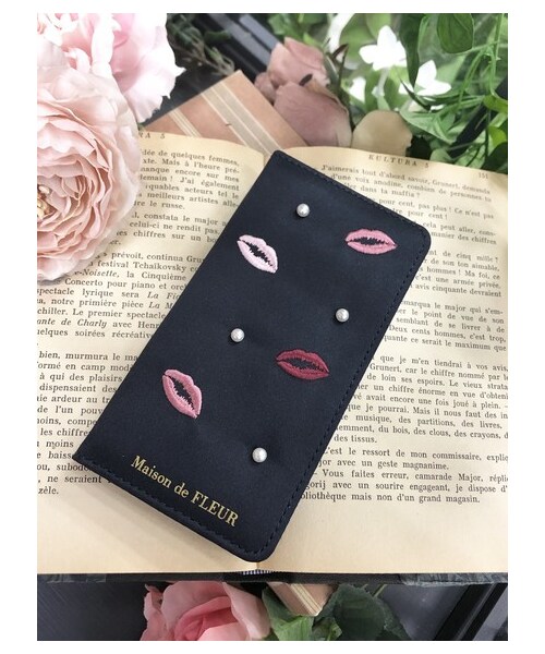 Maison de FLEUR（メゾンドフルール）の「《WEB限定》・リップマーク刺繍iPhone7/8ケース（アクセサリー・ピンク/ネイビー・F）」の8枚目の写真