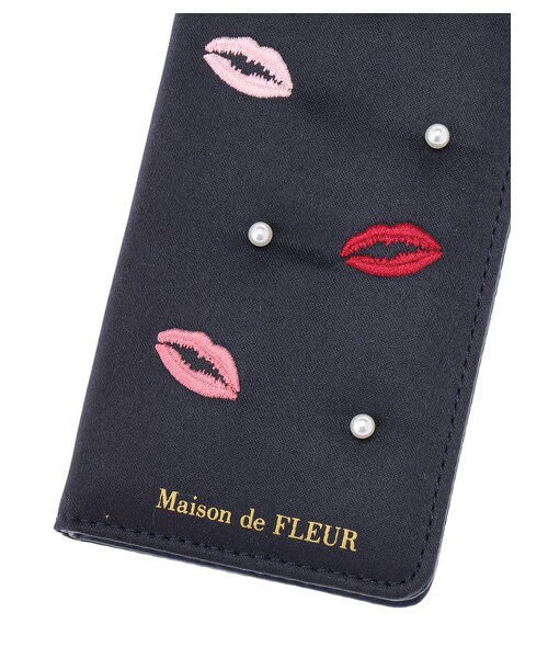 Maison de FLEUR（メゾンドフルール）の「《WEB限定》・リップマーク刺繍iPhone7/8ケース（アクセサリー・ピンク/ネイビー・F）」の2枚目の写真