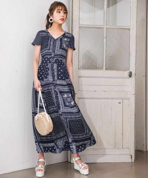 Andemiu（アンデミュウ）の「ランダムパターンバンダナガラワンピース（ワンピース/ドレス・オフホワイト/ネイビー）」の6枚目の写真