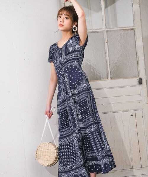 Andemiu（アンデミュウ）の「ランダムパターンバンダナガラワンピース（ワンピース/ドレス・オフホワイト/ネイビー）」の7枚目の写真