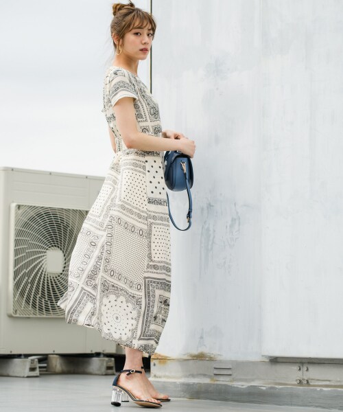 Andemiu（アンデミュウ）の「ランダムパターンバンダナガラワンピース（ワンピース/ドレス・オフホワイト/ネイビー）」の3枚目の写真