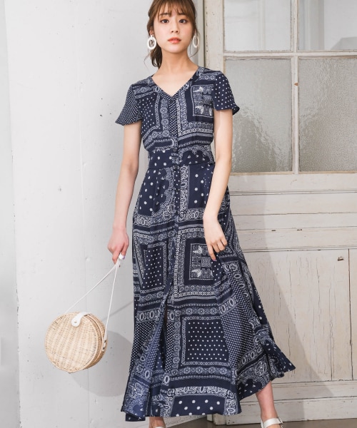 Andemiu（アンデミュウ）の「ランダムパターンバンダナガラワンピース（ワンピース/ドレス・オフホワイト/ネイビー）」の2枚目の写真