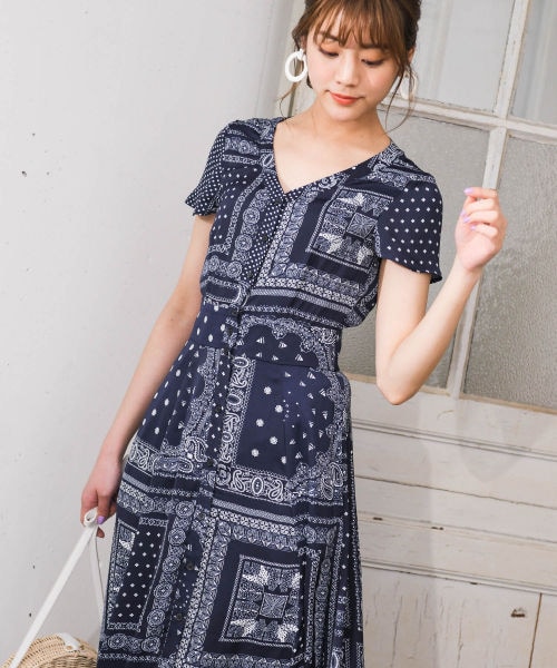 Andemiu（アンデミュウ）の「ランダムパターンバンダナガラワンピース（ワンピース/ドレス・オフホワイト/ネイビー）」の8枚目の写真