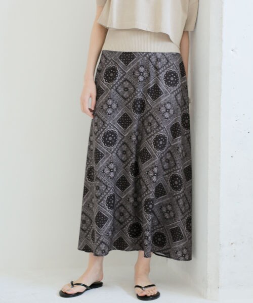 LOWRYS FARM（ローリーズファーム）の「パネルペイズリースカート（スカート・オフ/ブラック）」の2枚目の写真