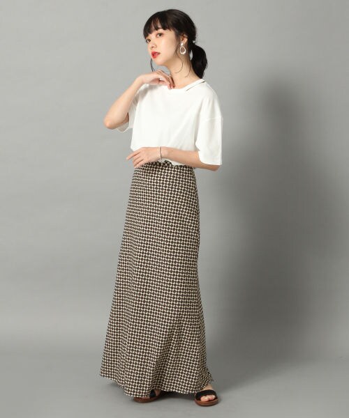 LOWRYS FARM（ローリーズファーム）の「ネックスリットＴＥＥ（トップス・オフ/ブラック/ベージュ）」の4枚目の写真