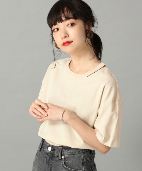 LOWRYS FARM（ローリーズファーム）の「ネックスリットＴＥＥ（トップス・オフ/ブラック/ベージュ）」の3枚目の写真