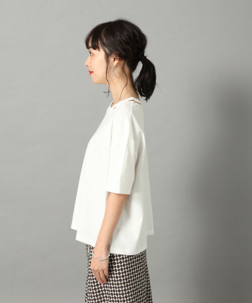 LOWRYS FARM（ローリーズファーム）の「ネックスリットＴＥＥ（トップス・オフ/ブラック/ベージュ）」の6枚目の写真