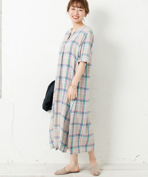 URBAN RESEARCH Sonny Label(アーバンリサーチサニーレーベル)の「リネンチェックスキッパーマキシワンピース(ワンピース/ドレス・レディース・パープル/ベージュ/オフ・FREE)」の2枚目の写真