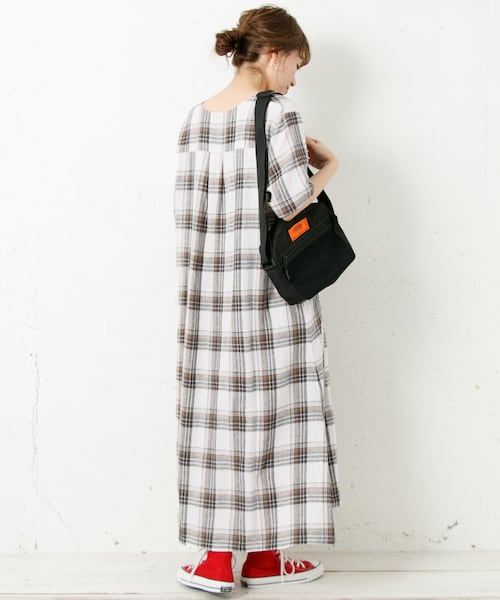 URBAN RESEARCH Sonny Label(アーバンリサーチサニーレーベル)の「リネンチェックスキッパーマキシワンピース(ワンピース/ドレス・レディース・パープル/ベージュ/オフ・FREE)」の9枚目の写真