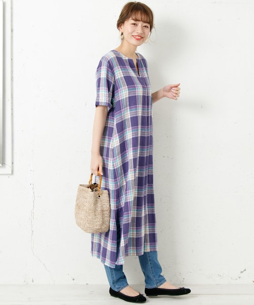 URBAN RESEARCH Sonny Label(アーバンリサーチサニーレーベル)の「リネンチェックスキッパーマキシワンピース(ワンピース/ドレス・レディース・パープル/ベージュ/オフ・FREE)」の4枚目の写真