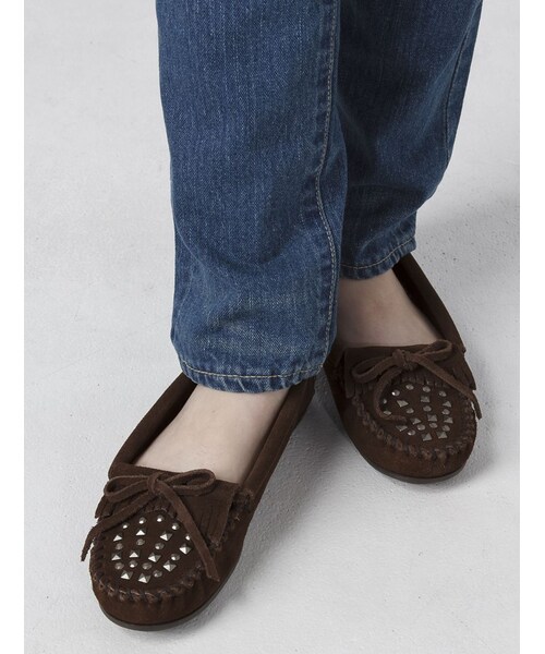 Minnetonka(ミネトンカ)の「minnetonka (ミネトンカ) スタッズ キルティモック(シューズ・レディース・BLACK/BROWN/D/BROWN・60/70/80/50)」の10枚目の写真