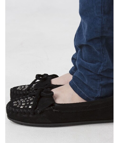 Minnetonka(ミネトンカ)の「minnetonka (ミネトンカ) スタッズ キルティモック(シューズ・レディース・BLACK/BROWN/D/BROWN・60/70/80/50)」の2枚目の写真