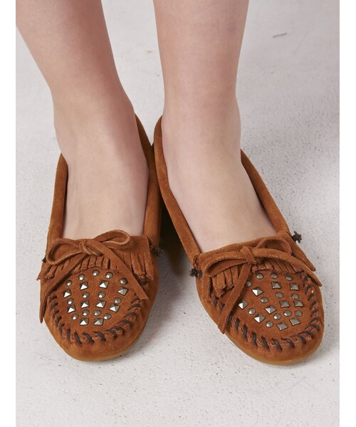 Minnetonka(ミネトンカ)の「minnetonka (ミネトンカ) スタッズ キルティモック(シューズ・レディース・BLACK/BROWN/D/BROWN・60/70/80/50)」の6枚目の写真