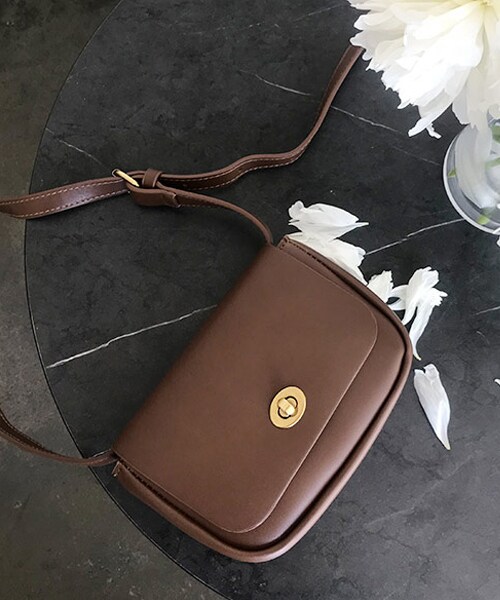 DHOLIC（ディーホリック）の「ミニスクエアフラップバッグ（ショルダーバッグ・レディース・ブルー/ブラウン/ブラック/ベージュ/ホワイト・FREE）」の4枚目の写真