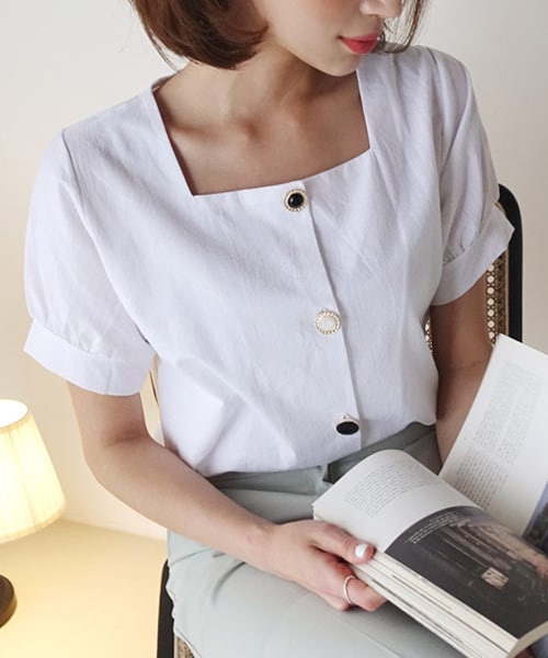 DHOLIC(ディーホリック)の「マルチボタンスクエアネックブラウス(シャツ/ブラウス・レディース・ホワイト/ブルー/ブラック/ピンク・FREE)」の1枚目の写真