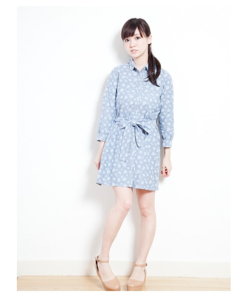 earth music&ecology(アースミュージックアンドエコロジー)の「【宮崎あおいCM着用】RosaLIBERTYプリントシャツワンピース(ワンピース・レディース・サックスブルー/ネイビー・S/M)」の2枚目の写真