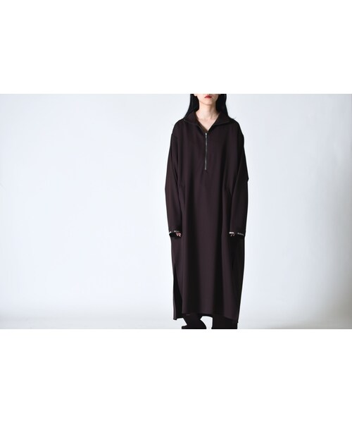 BISHOOL（ビシュール）の「BISHOOL wool gabardine halfzip long pullover（ワンピース・レディース・ブラック/レッド/ブラウン・F）」の2枚目の写真