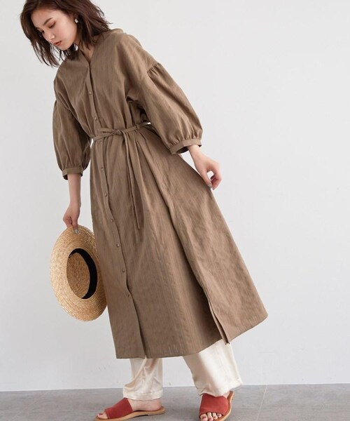 OZOC（オゾック）の「[洗える・36(S)/42(LL)WEB限定サイズ]バンドカラーシャツワンピース（ワンピース/ドレス・レディース・ライトベージュ(051)/タバコブラウン(054)/カーキ(327)/ブラック(019)・36(S)/38(M)/40(L)/42(LL)）」の2枚目の写真