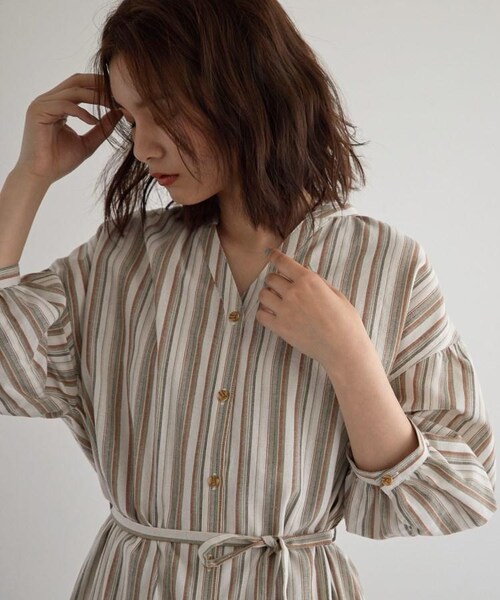 OZOC（オゾック）の「[洗える・36(S)/42(LL)WEB限定サイズ]バンドカラーシャツワンピース（ワンピース/ドレス・レディース・ライトベージュ(051)/タバコブラウン(054)/カーキ(327)/ブラック(019)・36(S)/38(M)/40(L)/42(LL)）」の8枚目の写真