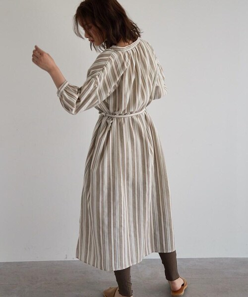 OZOC（オゾック）の「[洗える・36(S)/42(LL)WEB限定サイズ]バンドカラーシャツワンピース（ワンピース/ドレス・レディース・ライトベージュ(051)/タバコブラウン(054)/カーキ(327)/ブラック(019)・36(S)/38(M)/40(L)/42(LL)）」の7枚目の写真