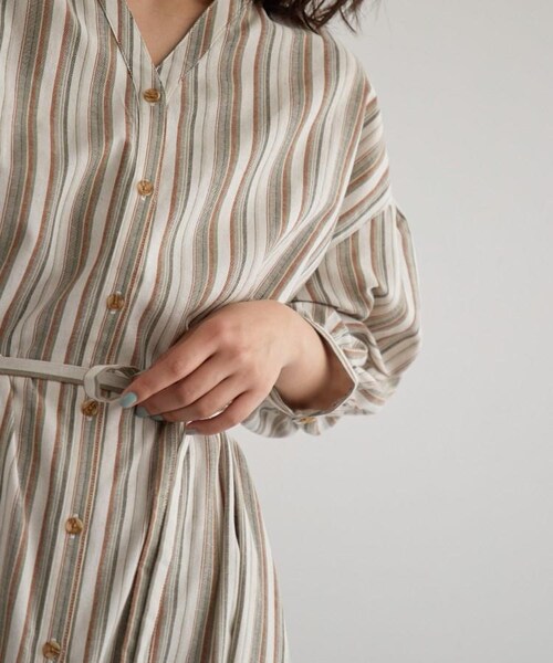 OZOC（オゾック）の「[洗える・36(S)/42(LL)WEB限定サイズ]バンドカラーシャツワンピース（ワンピース/ドレス・レディース・ライトベージュ(051)/タバコブラウン(054)/カーキ(327)/ブラック(019)・36(S)/38(M)/40(L)/42(LL)）」の9枚目の写真