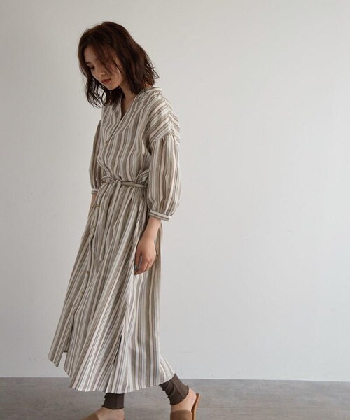 OZOC（オゾック）の「[洗える・36(S)/42(LL)WEB限定サイズ]バンドカラーシャツワンピース（ワンピース/ドレス・レディース・ライトベージュ(051)/タバコブラウン(054)/カーキ(327)/ブラック(019)・36(S)/38(M)/40(L)/42(LL)）」の5枚目の写真