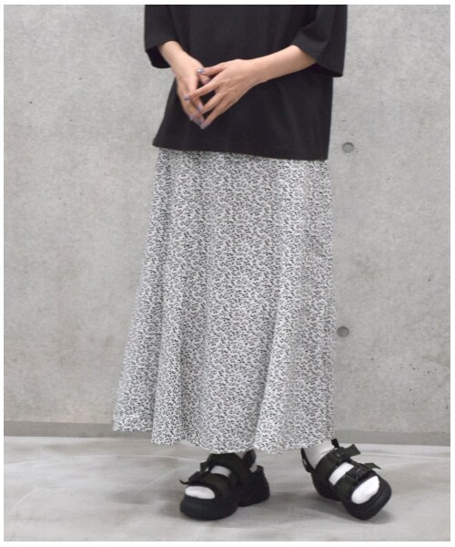 w closet(ダブルクローゼット)の「ツタ柄マーメイドスカート(スカート・レディース・オフホワイト/ベージュ/ブラック・FREE/M/L)」の4枚目の写真