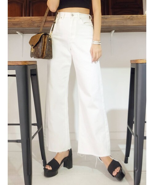 EVRIS（エヴリス）の「シンプルバギーDENIMパンツ（デニムパンツ・ホワイト/アイスブルー・M/S）」の2枚目の写真