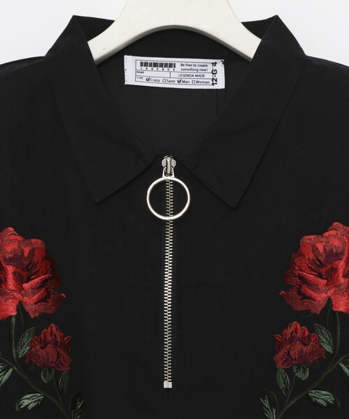LEGENDA(レジェンダ)の「Half Zip Rose Embroidery Short Sleeve シャツ(トップス・ブラック×レッド/ベージュ・FREE)」の3枚目の写真