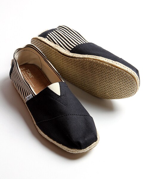 TOMS（トムス）の「MENS UNIVERSTY CLASSICS（シューズ・メンズ・ブラック/レッド/ネイビー・8H/9/9H）」の4枚目の写真