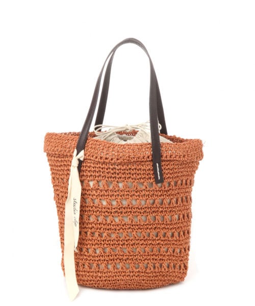 studio CLIP（スタディオクリップ）の「ペーパー透かし編みトートバッグ（バッグ・ブラック/オレンジ/ナチュラル/キャメル）」の2枚目の写真