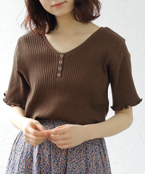 Crisp（クリスプ）の「VネックヘンリーTシャツ（Tシャツ/カットソー・レディース・ブラウン/アイボリー/レッド・FREE）」の3枚目の写真