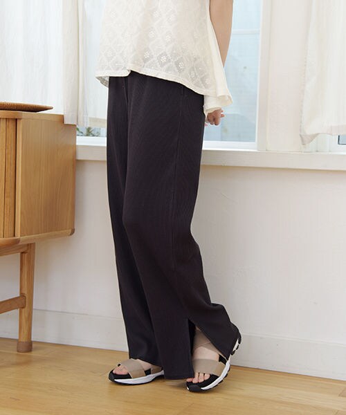 studio CLIP（スタディオクリップ）の「リブストレートカットパンツ[WEB先行予約]（パンツ・オフホワイト/スモーク/ブラウン）」の2枚目の写真