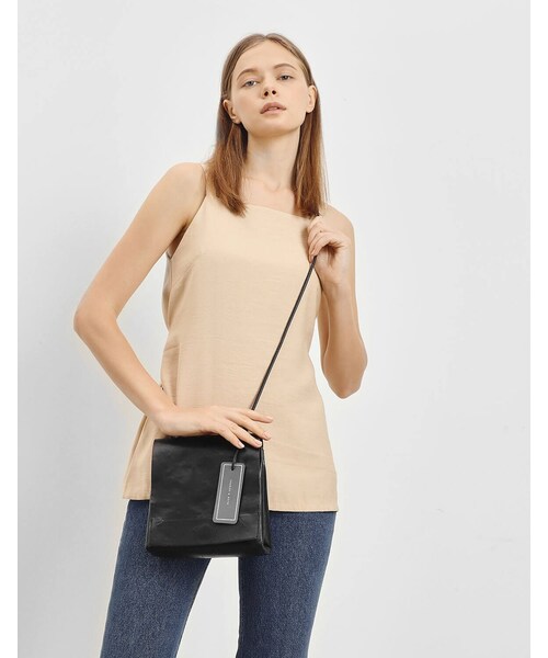 CHARLES & KEITH（チャールズ & キース）の「Crumpled Effect Top Handle Bag（バッグ・レディース・Light Blue/Black/Yellow/Beige・M）」の6枚目の写真