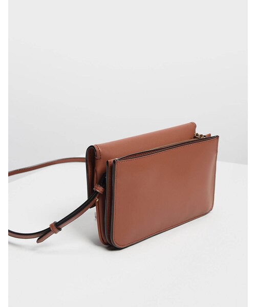 CHARLES & KEITH（チャールズ & キース）の「Metallic Accent Push Lock Pouch（バッグ・レディース・Black/Cognac/Olive/Blue/Lilac・XS）」の3枚目の写真