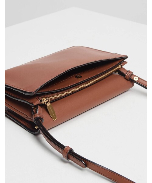 CHARLES & KEITH（チャールズ & キース）の「Metallic Accent Push Lock Pouch（バッグ・レディース・Black/Cognac/Olive/Blue/Lilac・XS）」の4枚目の写真